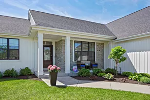 W223N4688 Seven Oaks Dr, Pewaukee, WI 53072 - Photo 4