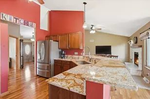 944 Bluebird Ct, Hartford, WI 53027 - Photo 10
