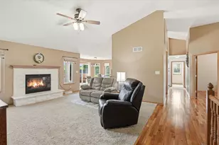 944 Bluebird Ct, Hartford, WI 53027 - Photo 4