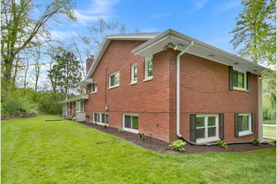 1435  Victoria Cir, Elm Grove, WI 53122 - Photo 4