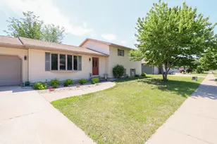 912 Packer Dr, Holmen, WI 54636 - Photo 2
