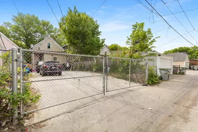 2442 S 12th St, Milwaukee, WI 53215 - Photo 16