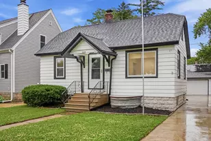 4626 N River Park Blvd, Glendale, WI 53209 - Photo 2
