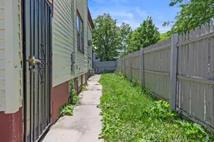 1006 E Land Pl, Milwaukee, WI 53202 - Photo 24