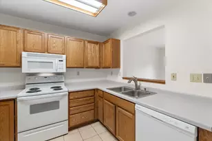1057 Fleetfoot Dr, Waukesha, WI 53186 - Photo 12