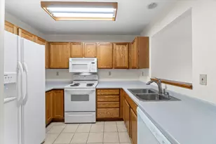 1057 Fleetfoot Dr, Waukesha, WI 53186 - Photo 2
