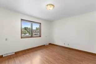 1057 Fleetfoot Dr, Waukesha, WI 53186 - Photo 16
