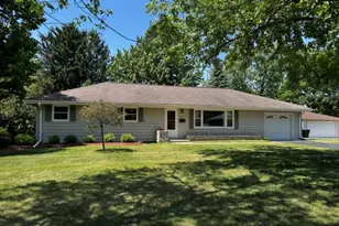 921 Robins Ln, Mukwonago, WI 53149 - Photo 1