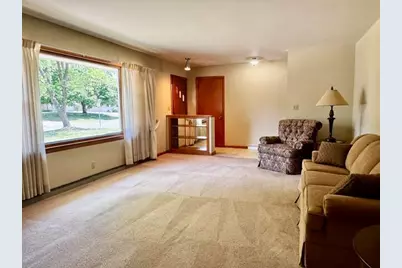 921  Robins Ln, Mukwonago, WI 53149 - Photo 2