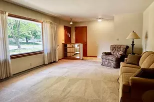 921 Robins Ln, Mukwonago, WI 53149 - Photo 2