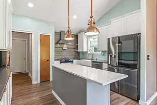 864 Mallinger Dr, Port Washington, WI 53074 - Photo 2
