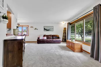7527 S 73rd St, Franklin, WI 53132 - Photo 4