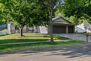 823 Windhill St, Onalaska, WI 54650 - Photo 2