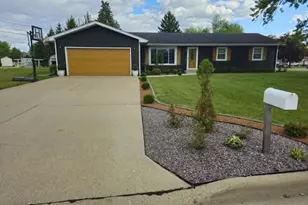 2260 Cobblestone Ln, Beloit, WI 53511 - Photo 2