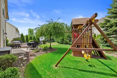 2106  Deer Path, Waukesha, WI 53189 - Photo 4