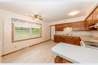 N78W16300  Carl Ross Dr, Menomonee Falls, WI 53051 - Photo 8