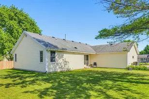 8820 W Travis Ln, Franklin, WI 53132 - Photo 28