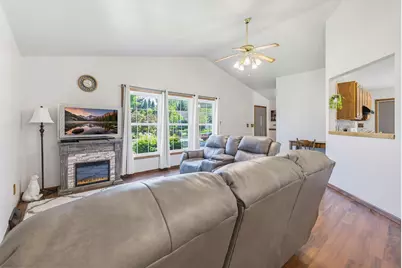 8820 W Travis Ln, Franklin, WI 53132 - Photo 4