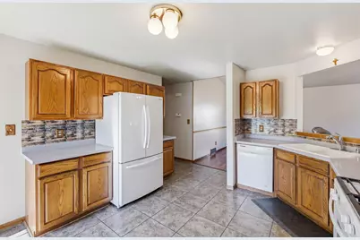 8820 W Travis Ln, Franklin, WI 53132 - Photo 10