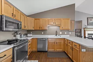 723 Wood River Ct, West Bend, WI 53095 - Photo 4