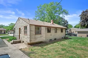 8874 S 81st St, Franklin, WI 53132 - Photo 6