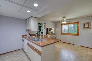 2818 Peninsula Ave, Delafield, WI 53018 - Photo 10
