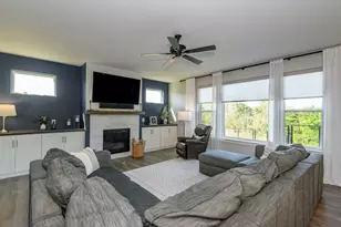 W176N7392 Amethyst Dr, Menomonee Falls, WI 53051 - Photo 12