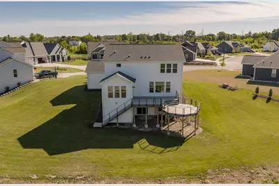 W176N7392  Amethyst Dr, Menomonee Falls, WI 53051 - Photo 4