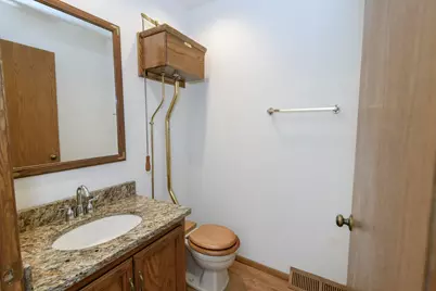 W132N8130  Danell Dr, Menomonee Falls, WI 53051 - Photo 10