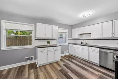 5125 N 81st St, Milwaukee, WI 53218 - Photo 8