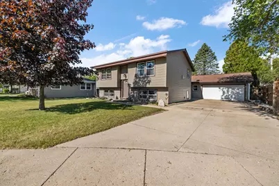 855  Lois Ct, Hartford, WI 53027 - Photo 2