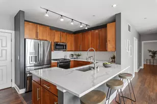 1550 E Royall Pl, Milwaukee, WI 53202 - Photo 8
