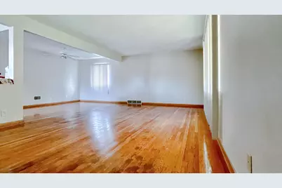3952 S 43rd St #3954 Upper, Milwaukee, WI 53220 - Photo 2