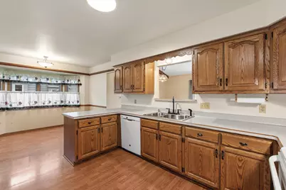 W180N9879  Riversbend Cir, Germantown, WI 53022 - Photo 10