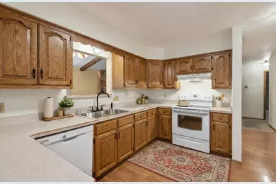 W180N9879  Riversbend Cir, Germantown, WI 53022 - Photo 6