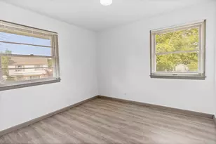9625 W Metcalf Pl, Milwaukee, WI 53222 - Photo 20