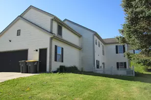 118 Manchester Dr, Waukesha, WI 53188 - Photo 2