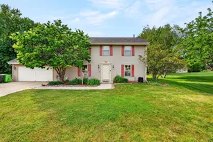 62 E Prospect Ct, Hartford, WI 53027 - Photo 2