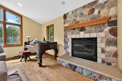62 E Prospect Ct, Hartford, WI 53027 - Photo 8
