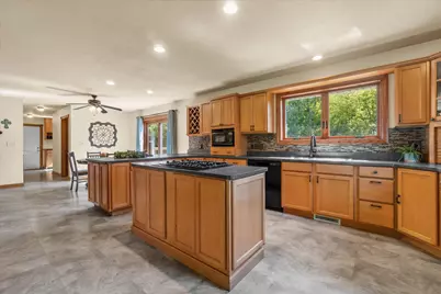 9574 S Fairway Cir, Franklin, WI 53132 - Photo 6