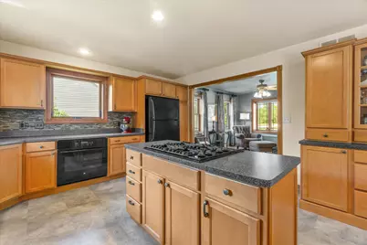 9574 S Fairway Cir, Franklin, WI 53132 - Photo 8