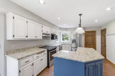 112 N Meadowside Ct, Summit, WI 53066 - Photo 6
