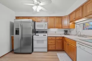 301 Park Hill Dr, Pewaukee, WI 53072 - Photo 10
