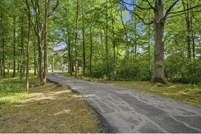 9431 W Hawthorne Rd, Mequon, WI 53097 - Photo 2