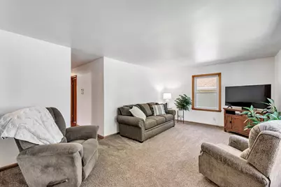 2032  Hillview Dr, Green Bay, WI 54302 - Photo 4