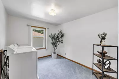 2032  Hillview Dr, Green Bay, WI 54302 - Photo 12