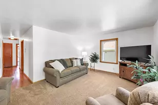 2032 Hillview Dr, Green Bay, WI 54302 - Photo 6