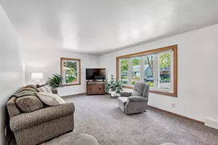 2032 Hillview Dr, Green Bay, WI 54302 - Photo 2