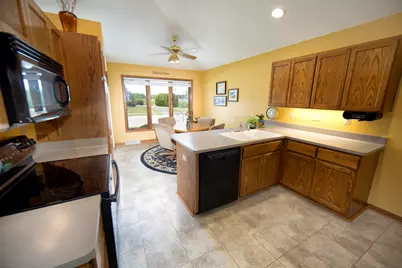 984  Bay View Cir, Mukwonago, WI 53149 - Photo 6
