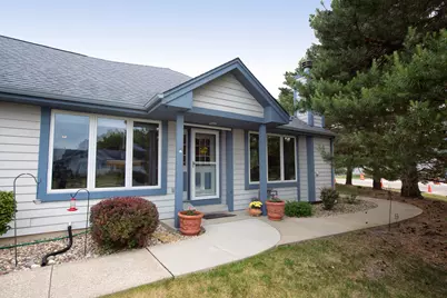 984  Bay View Cir, Mukwonago, WI 53149 - Photo 2